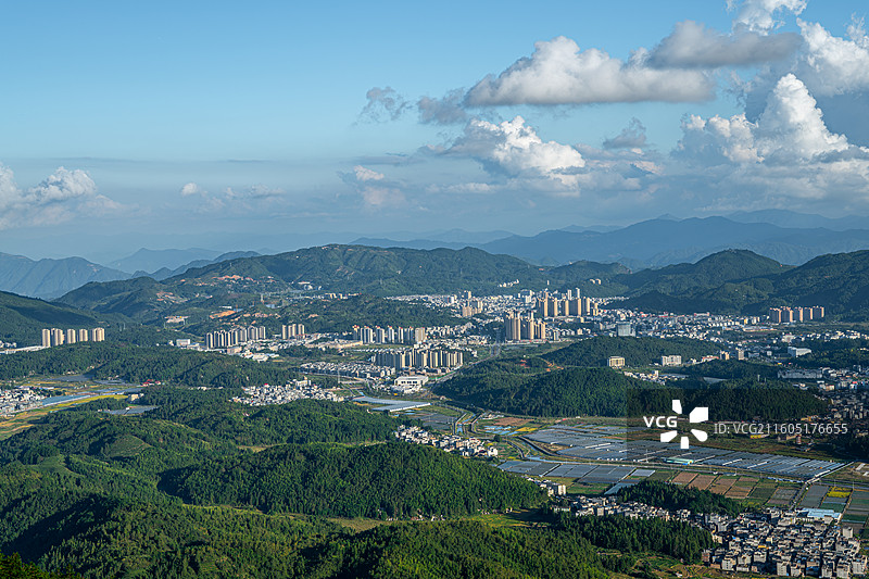 仙风山脚下的周宁县城区城景图片素材