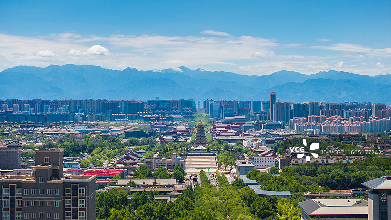 航拍秦岭山下的西安大雁塔云彩延时图片素材