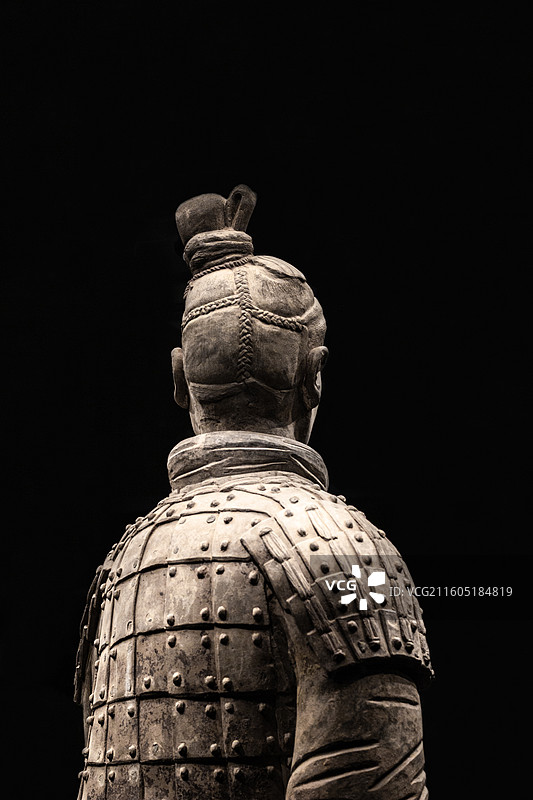 陕西西安秦始皇帝陵博物院展出的秦代 秦始皇兵马俑二号坑 跪射俑头饰盔甲局部特写(彩色)图片素材