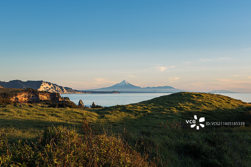 黄昏时刻的雪山图片素材