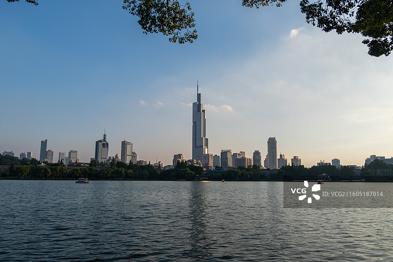 南京玄武湖公园紫峰大厦落日图片素材