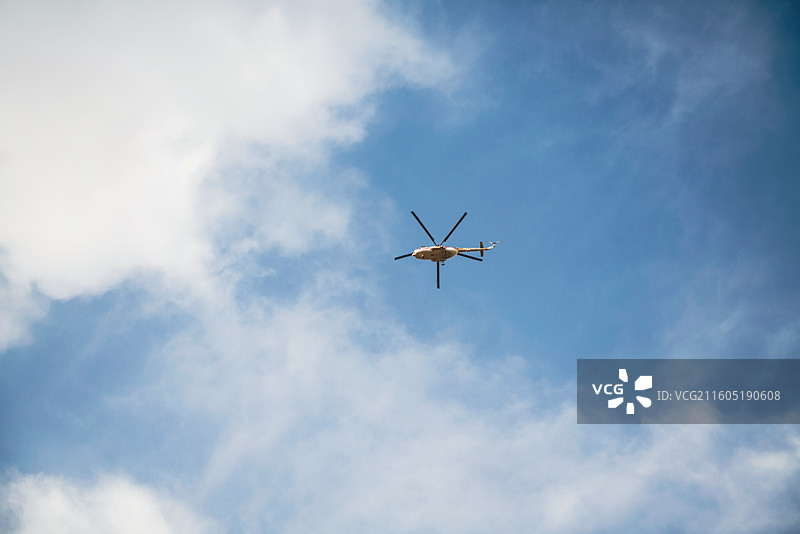 低空经济，通用航空，蓝天上的直升飞机图片素材