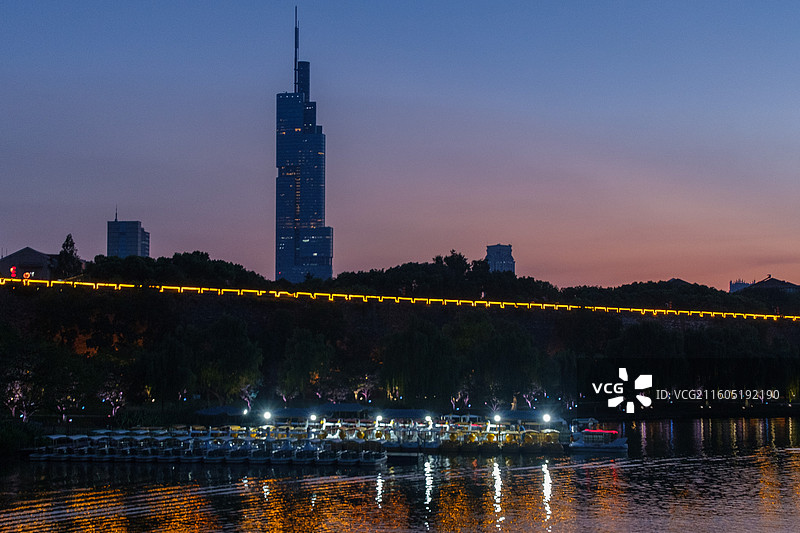 南京玄武湖公园紫峰大厦落日图片素材