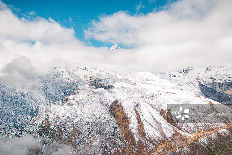 云雾中的库拉岗日峰航拍视角图片素材