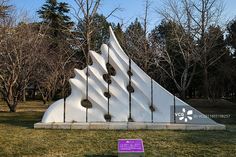 清华大学百年校庆雕塑《星光旅行者》图片素材