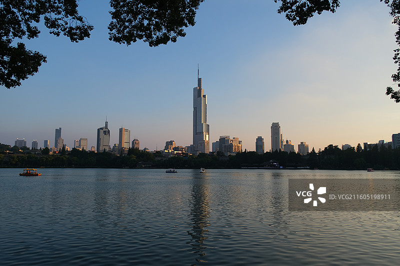 南京玄武湖公园紫峰大厦落日图片素材