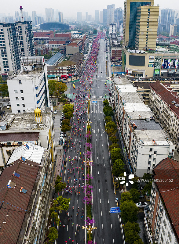 城市中热闹的马拉松赛事图片素材