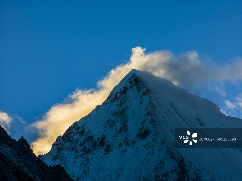 四川省甘孜藏族自治州稻城县亚丁央迈勇的梦幻晨景图片素材