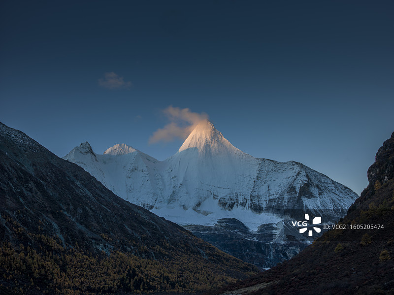 四川省甘孜藏族自治州稻城县亚丁稻城亚丁央迈勇日照金山壮丽瞬间图片素材