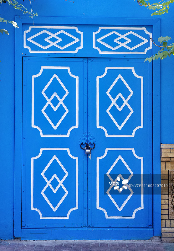 伊宁喀赞其老城蓝色大门图片素材