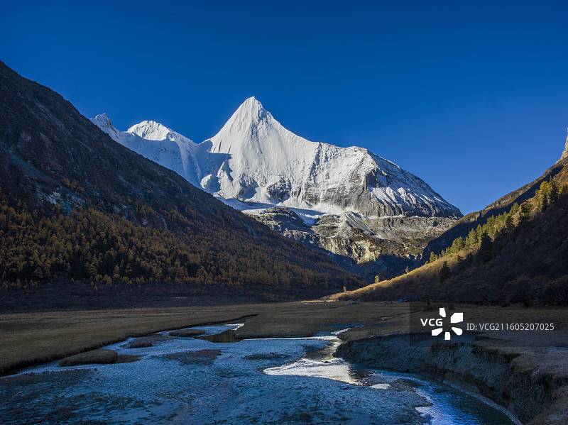 四川省甘孜藏族自治州稻城县亚丁央迈勇的梦幻晨景图片素材
