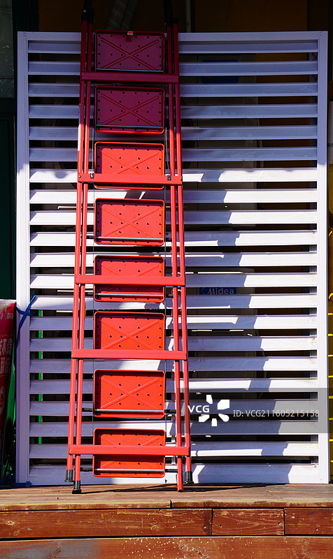 户外红色折叠梯图片素材