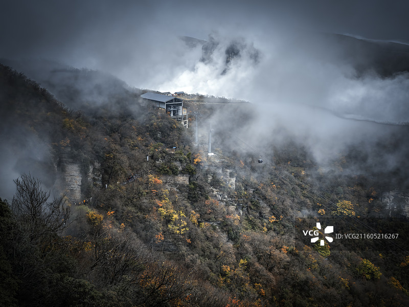 米仓山香炉峰层林尽染的秋色图片素材