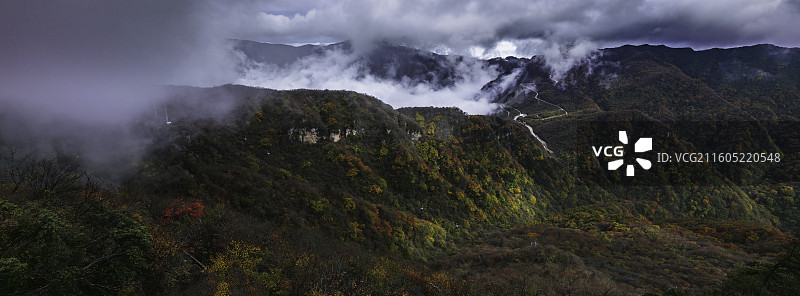 米仓山香炉峰层林尽染的秋色图片素材