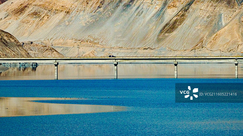 班迪尔蓝湖上的公路桥图片素材