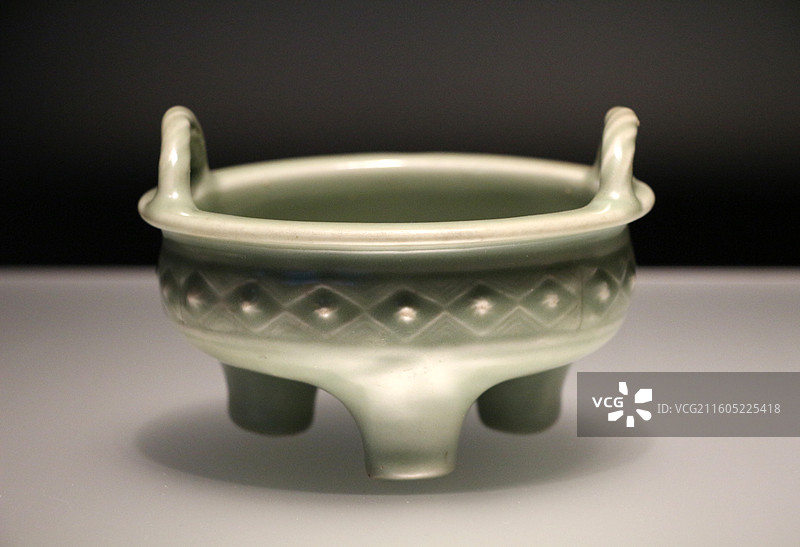 上海博物馆东馆 —— 宋元明青铜器的复古特展-龙泉窑青瓷绳耳炉图片素材