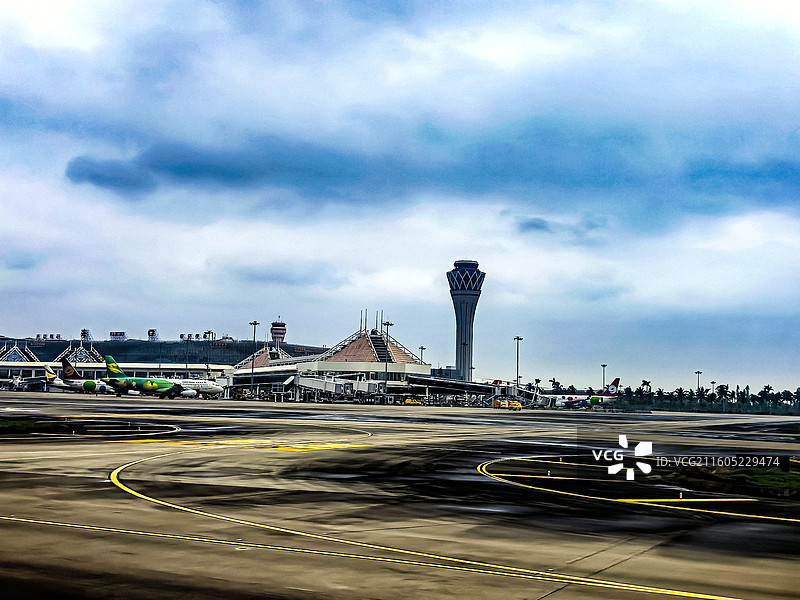 航拍海口美兰机场周边海南大地风光，海口美兰机场，高速公路，立交桥，万泉河图片素材