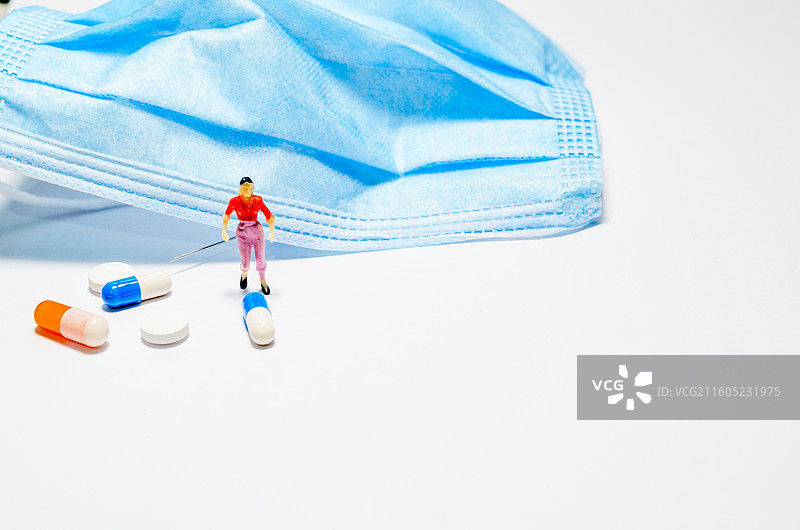 口罩，胶囊，药片和无奈的小人图片素材