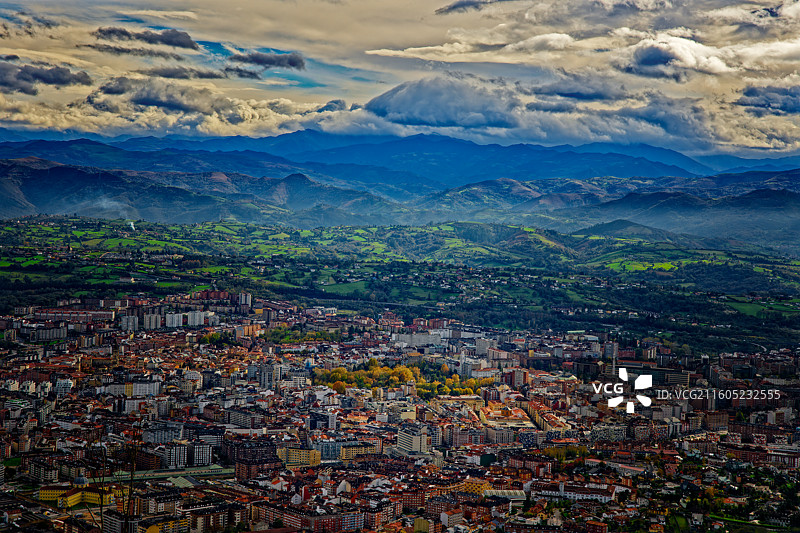 西班牙 奥维多 俯瞰天空的城市景观图片素材