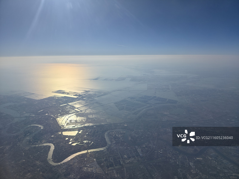 天津市滨海新区港口晴朗天空下的海洋城市天际线图片素材