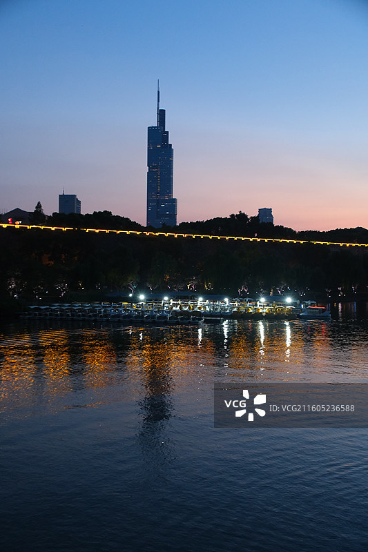 南京玄武湖公园紫峰大厦落日图片素材