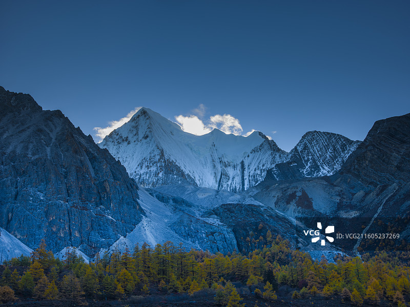 四川省甘孜藏族自治州稻城县亚丁央迈勇的梦幻晨景图片素材