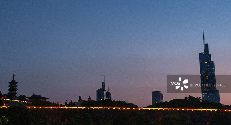 南京玄武湖公园紫峰大厦落日图片素材