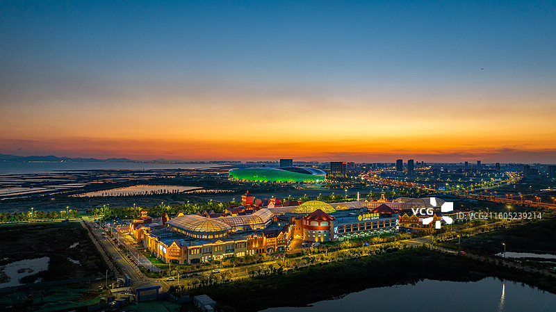 航拍青岛首创奥莱市民健身中心晚霞夜景图片素材