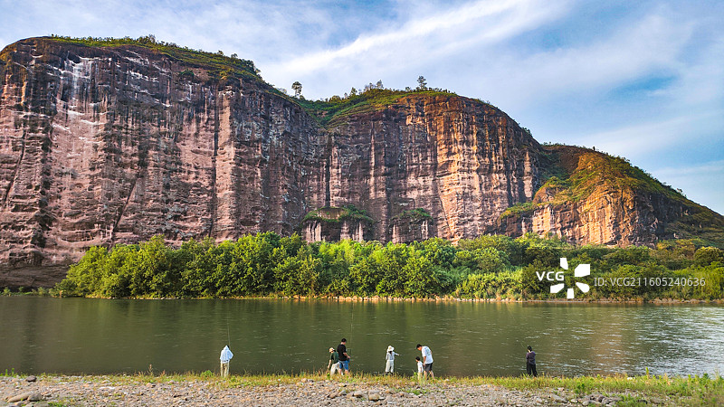 江西鹰潭龙虎山云锦峰与泸溪河，美丽的丹霞地貌图片素材
