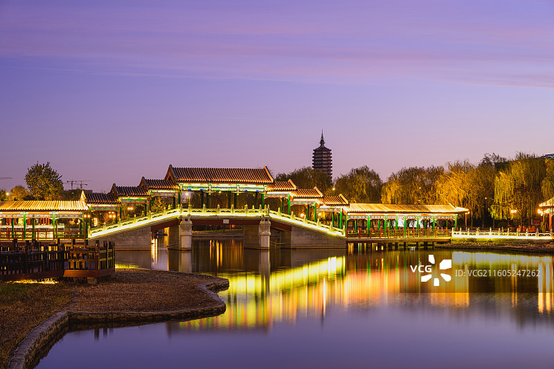 北京通州，西海子公园，云曲桥朝霞灯光，可见通州地标燃灯塔。图片素材