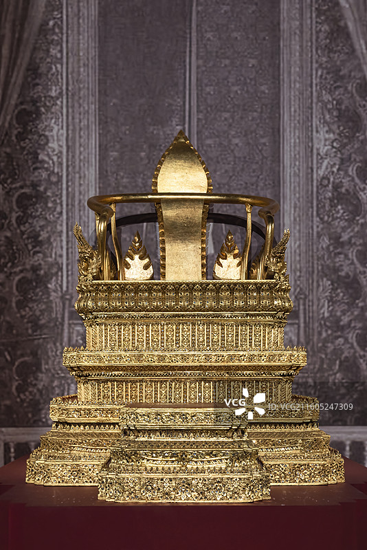 泰国木雕贴金花叶纹宝座图片素材