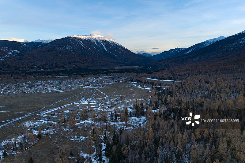喀纳斯山谷村庄航拍图片素材