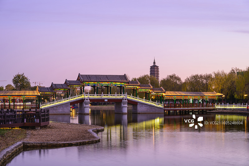 北京通州，西海子公园，云曲桥朝霞灯光，可见通州地标燃灯塔。图片素材