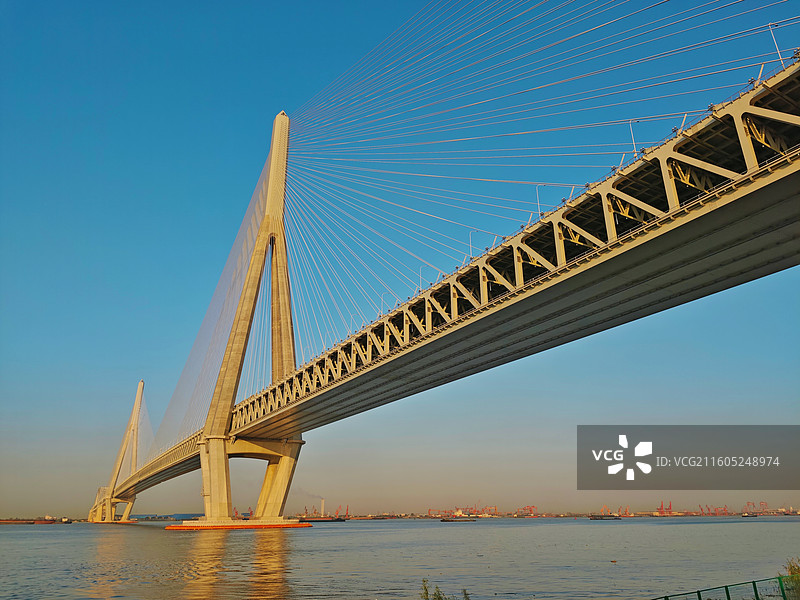 常泰长江大桥 是长江上的超级工程，也是世界桥梁技术的标杆项目，它连接江苏常州与泰兴。图片素材