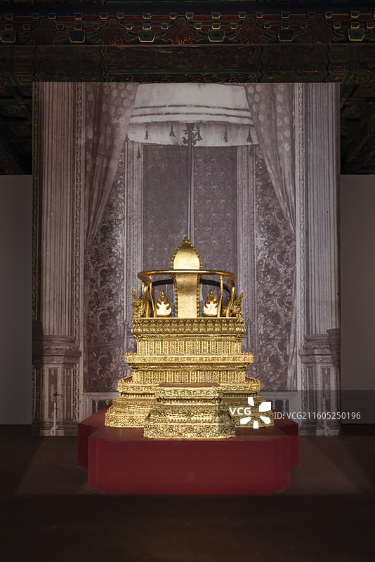 泰国木雕贴金花叶纹宝座图片素材