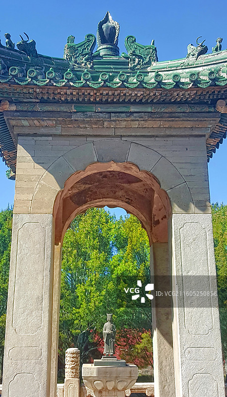 北京天坛斋宫正殿（无梁殿）一侧四柱石砌顶设四方吞脊宝珠的斋戒铜人亭图片素材