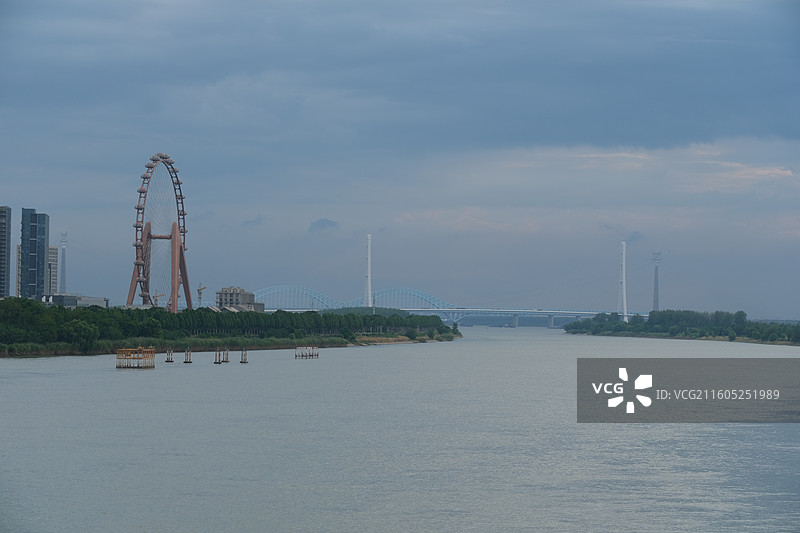 南京大胜关长江大桥与摩天轮图片素材