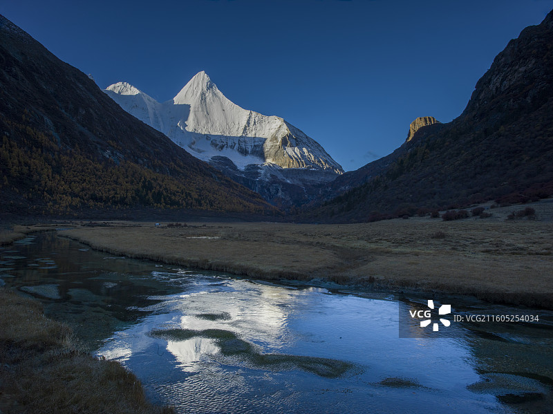 四川省甘孜藏族自治州稻城县亚丁央迈勇的梦幻晨景图片素材