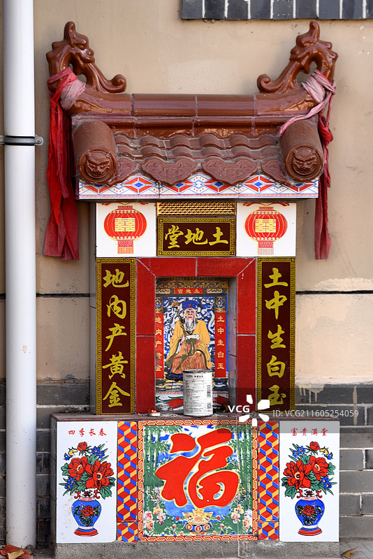 陕西凤翔六营村民居大门左侧的土地爷神龛图片素材