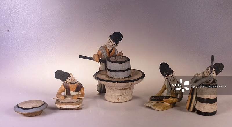 面食制作女俑 唐 新疆维吾尔自治区博物馆图片素材