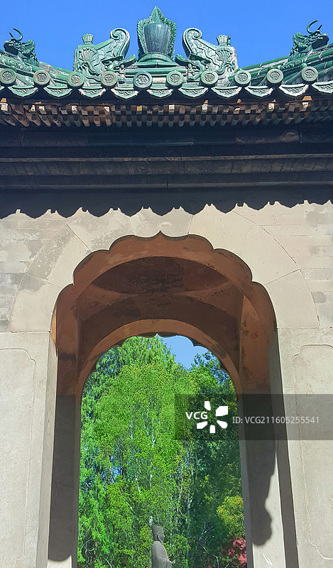 北京天坛斋宫正殿（无梁殿）一侧四柱石砌顶设四方吞脊宝珠的斋戒铜人亭图片素材