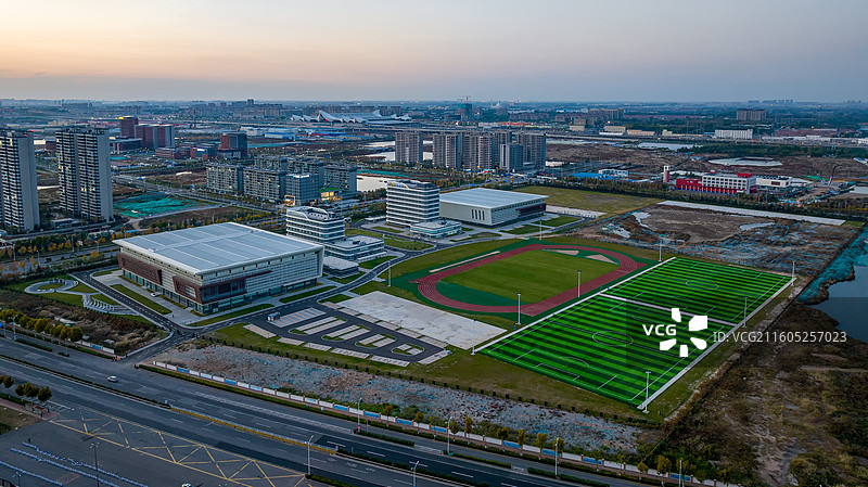 航拍国家足球篮球学院傍晚运动场图片素材