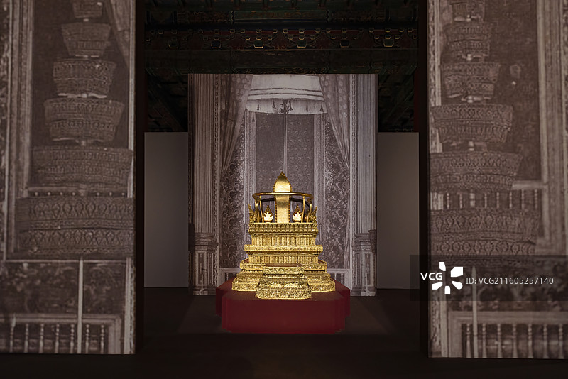 泰国木雕贴金花叶纹宝座图片素材