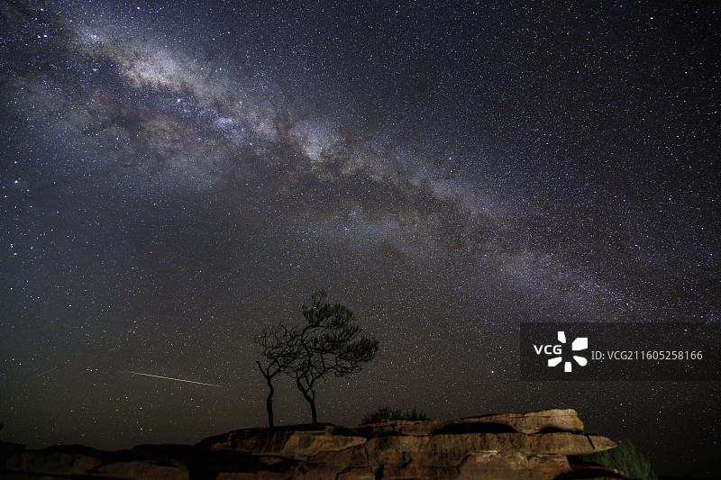 澳大利亚卡尔巴厘国家公园的夜晚，银河与流星同框图片素材