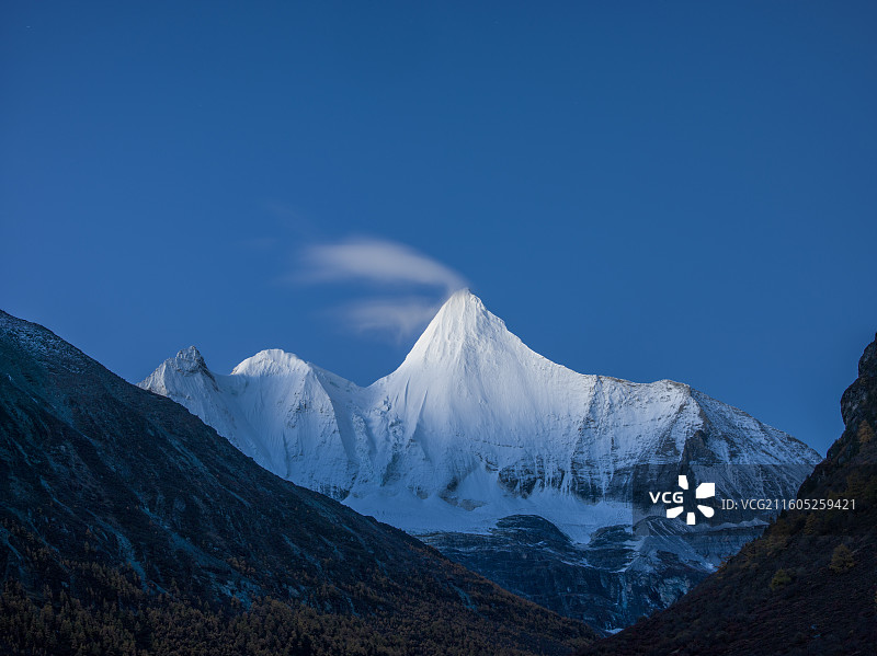 四川省甘孜藏族自治州稻城县亚丁央迈勇的梦幻晨景图片素材