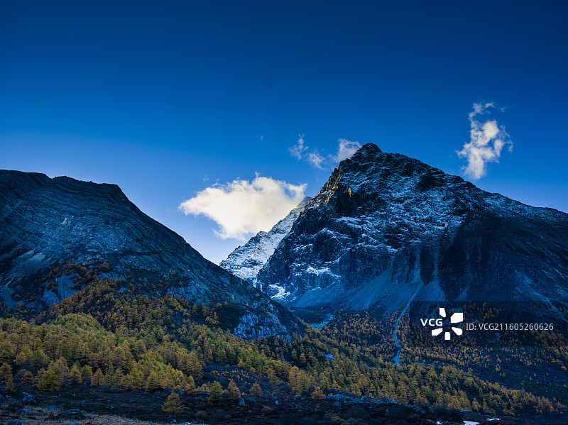 四川省甘孜藏族自治州稻城县亚丁央迈勇的梦幻晨景图片素材