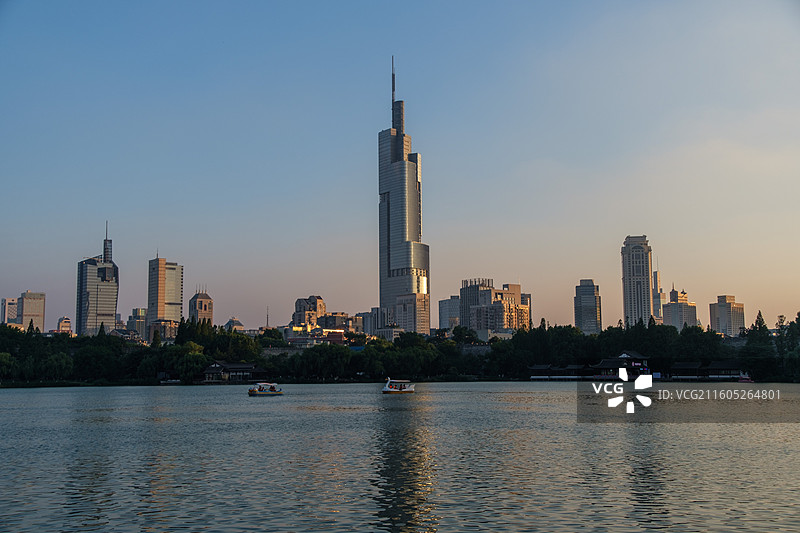 南京玄武湖公园紫峰大厦落日图片素材