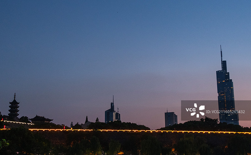 南京玄武湖公园紫峰大厦落日图片素材