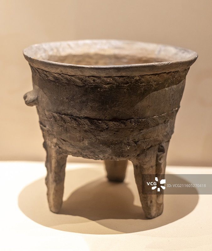 附加堆纹灰陶鼎 新石器时代 仰韶文化 1956年河南陕县庙底沟出土 中国国家博物馆图片素材