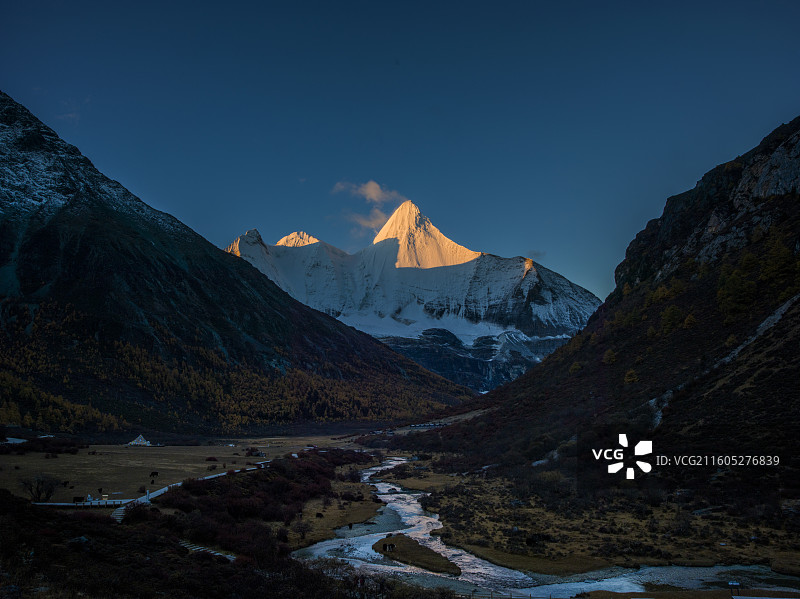 四川省甘孜藏族自治州稻城县亚丁稻城亚丁央迈勇日照金山壮丽瞬间图片素材